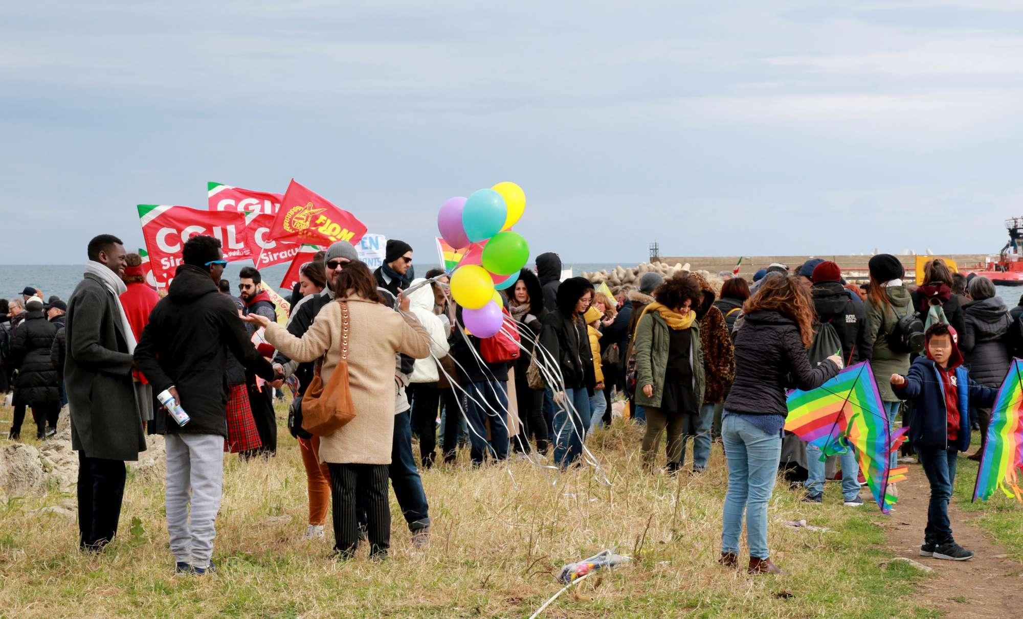 Siracusa si moblita per i migranti della Sea Watch