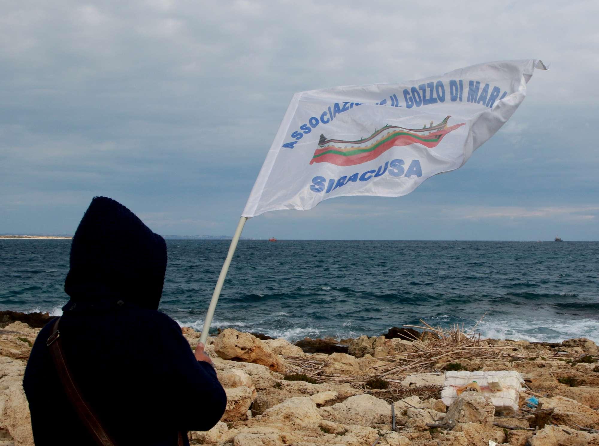 Siracusa si moblita per i migranti della Sea Watch