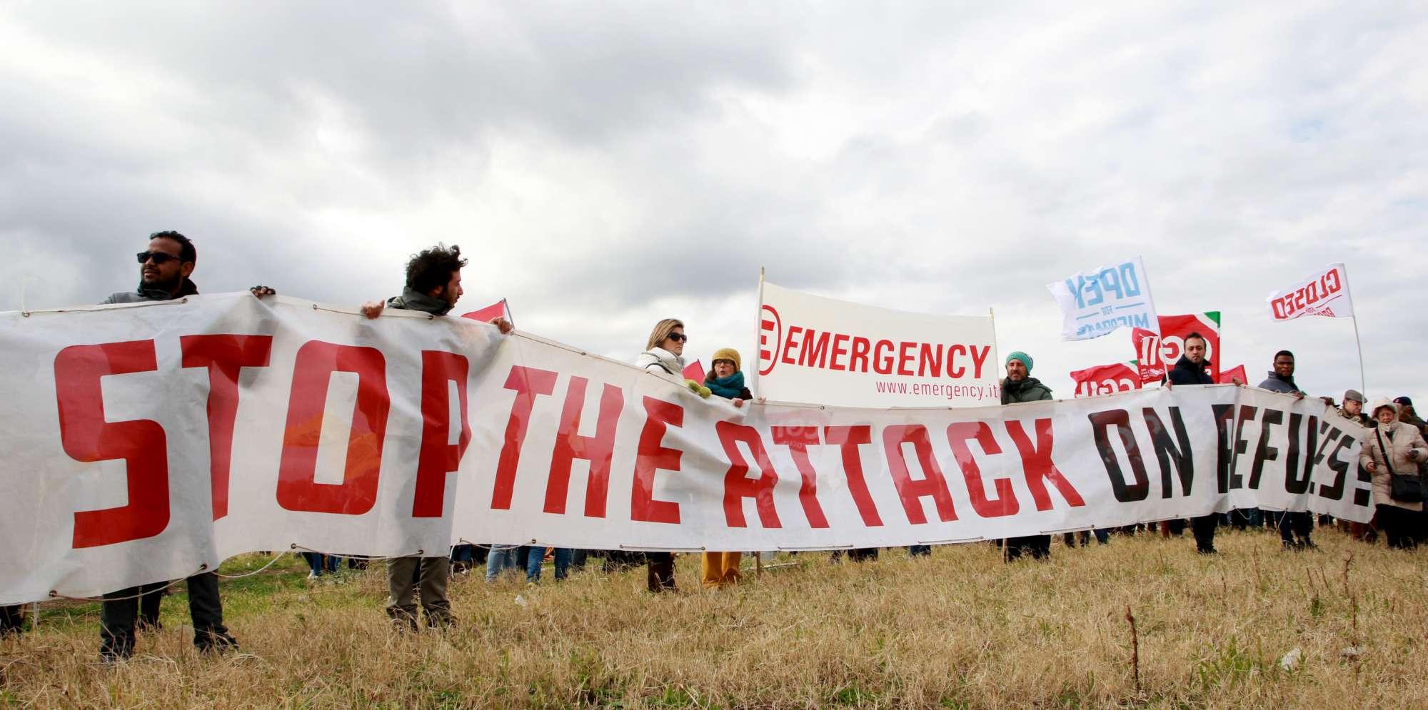 Siracusa si moblita per i migranti della Sea Watch