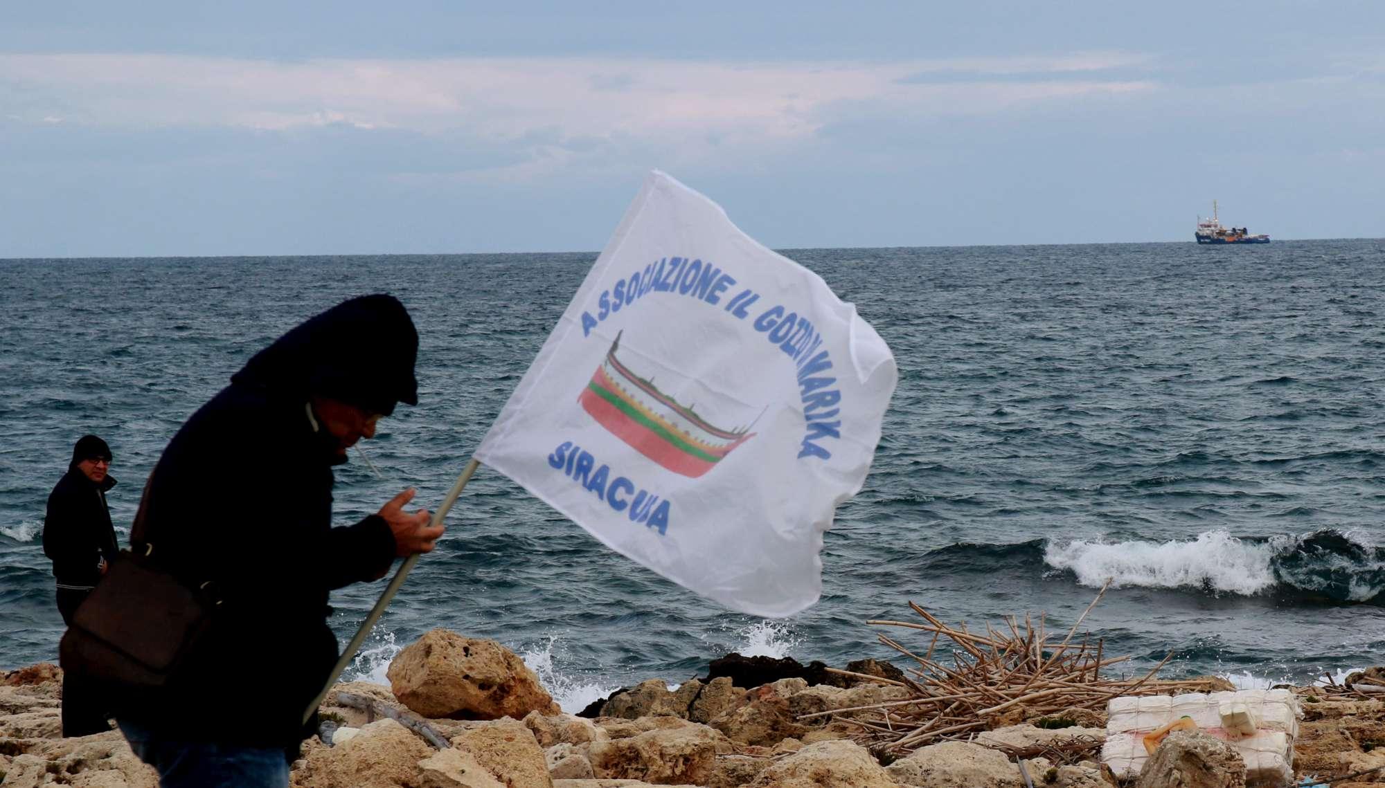 Siracusa si moblita per i migranti della Sea Watch