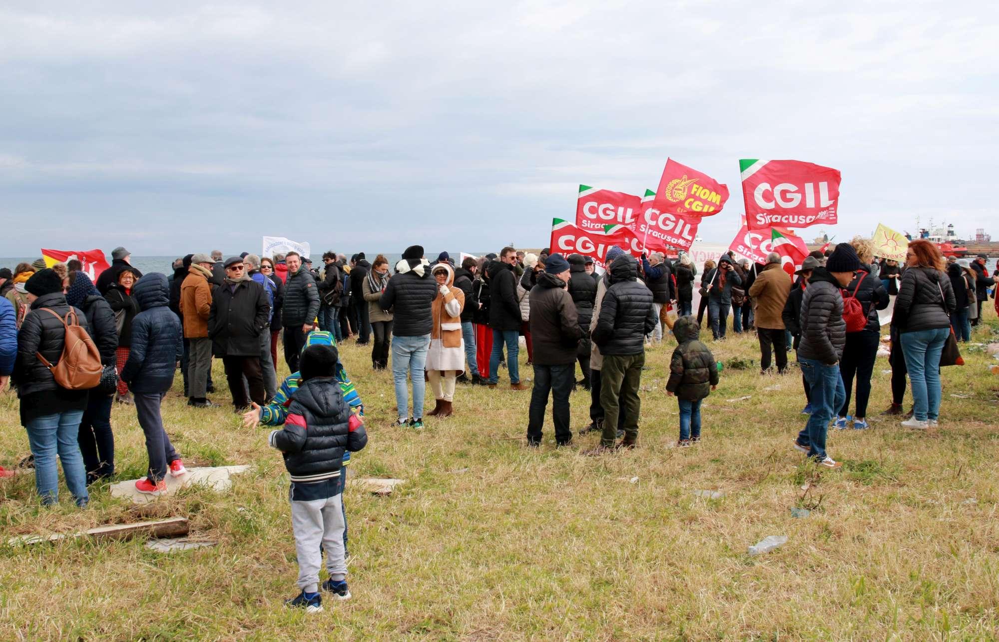 Siracusa si moblita per i migranti della Sea Watch