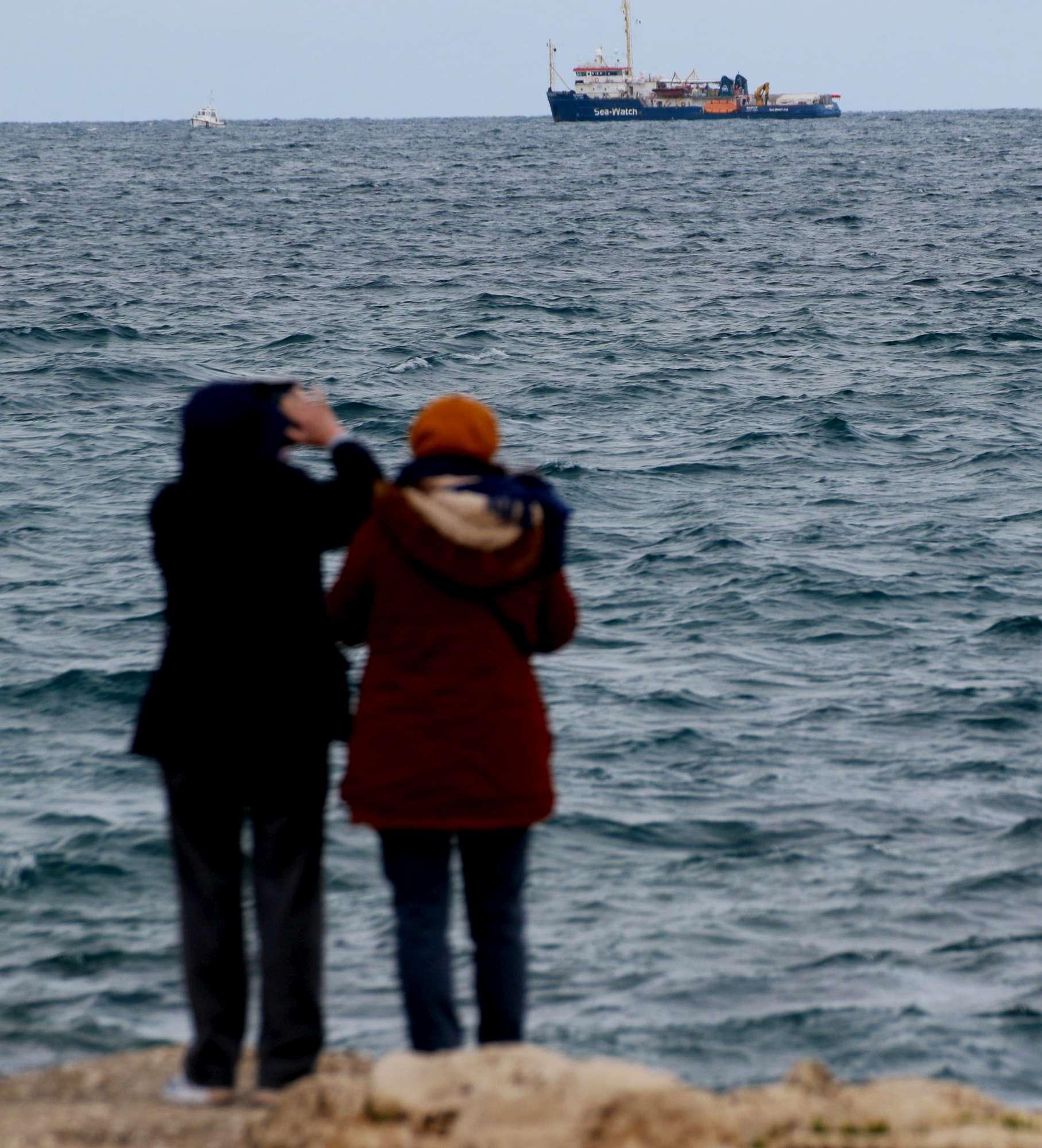 Siracusa si moblita per i migranti della Sea Watch