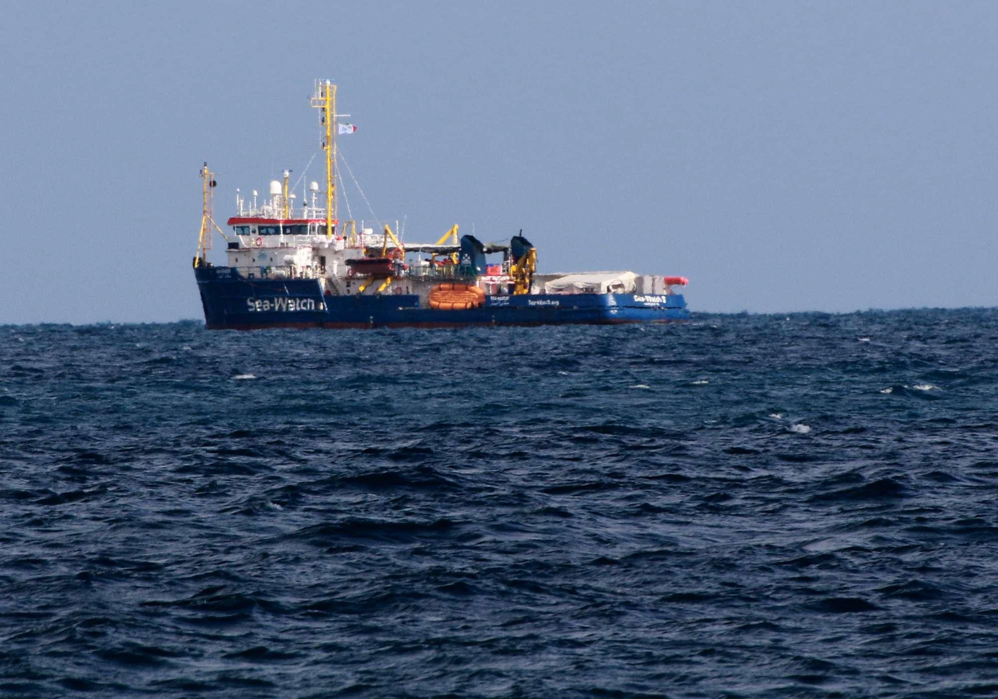 Siracusa si moblita per i migranti della Sea Watch