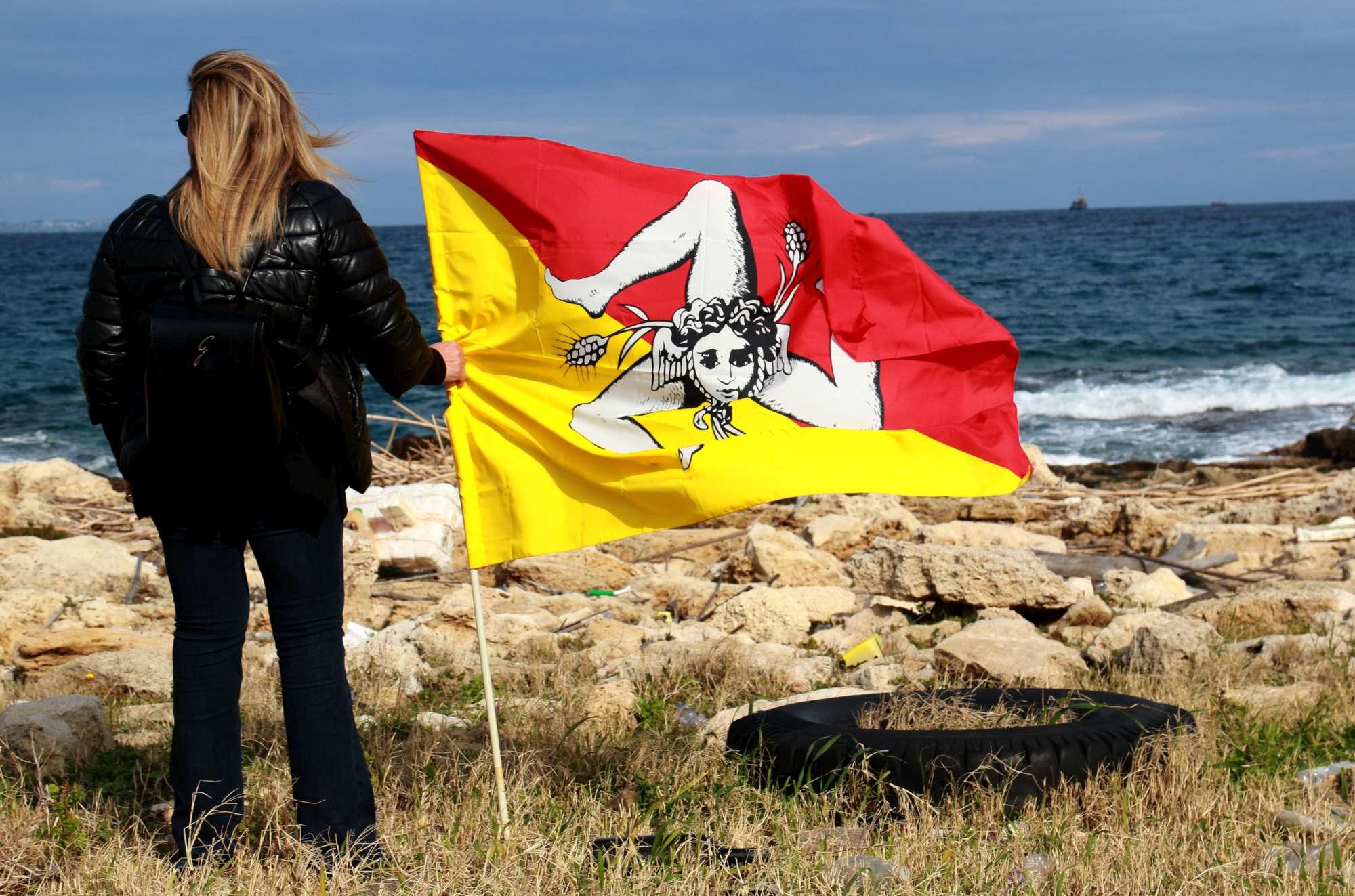 Siracusa si moblita per i migranti della Sea Watch