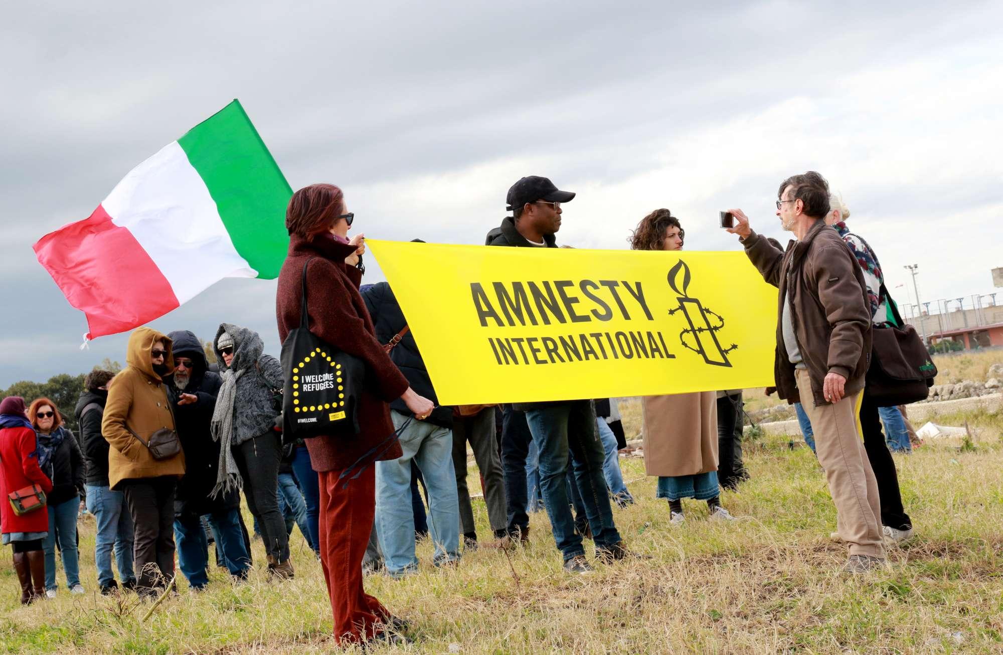 Siracusa si moblita per i migranti della Sea Watch