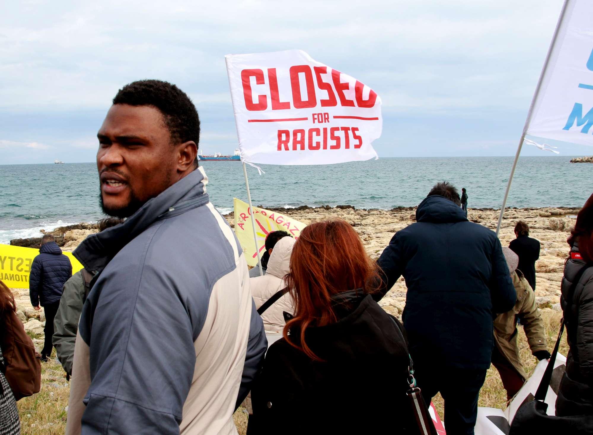 Siracusa si moblita per i migranti della Sea Watch