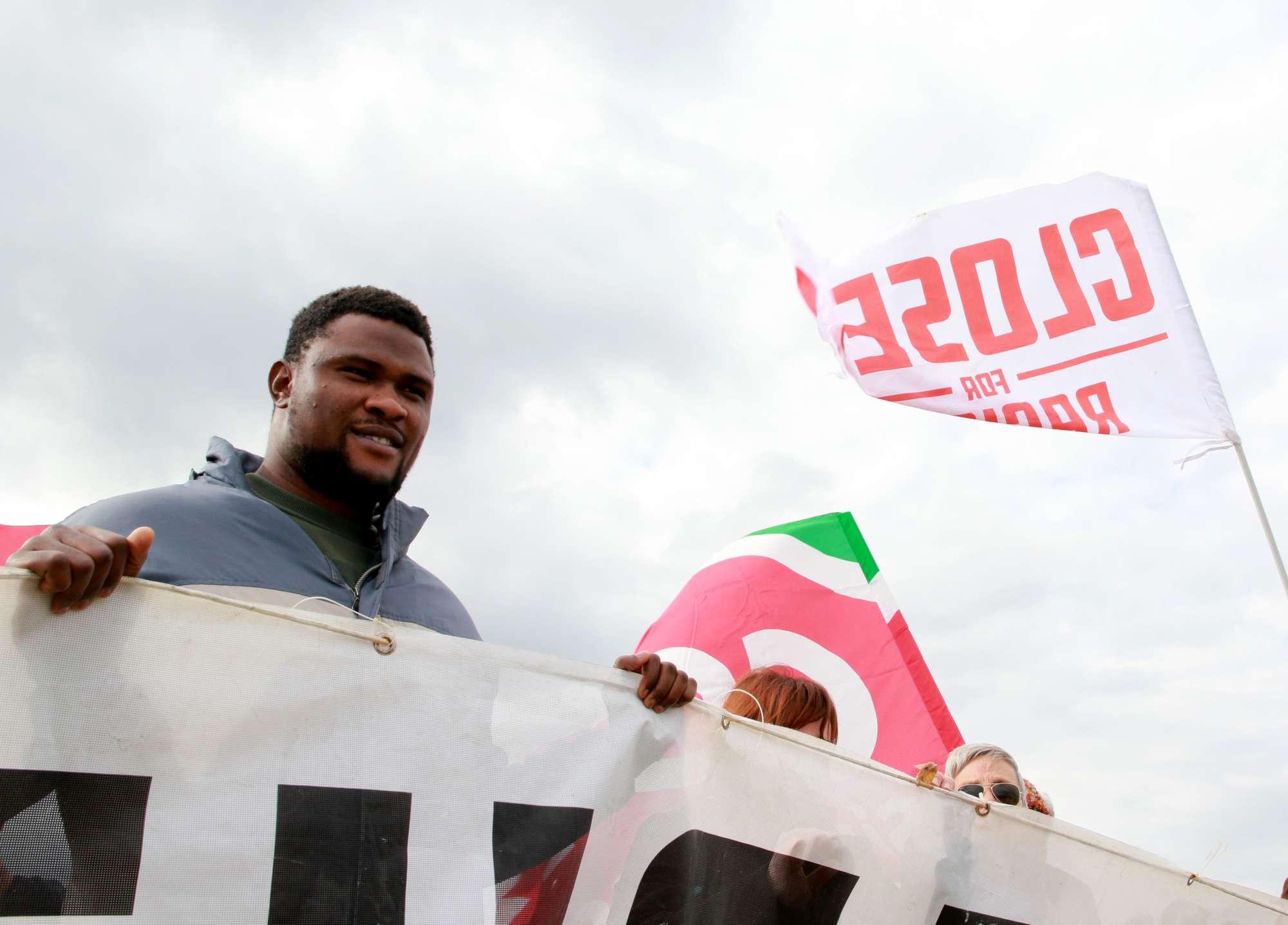 Siracusa si moblita per i migranti della Sea Watch