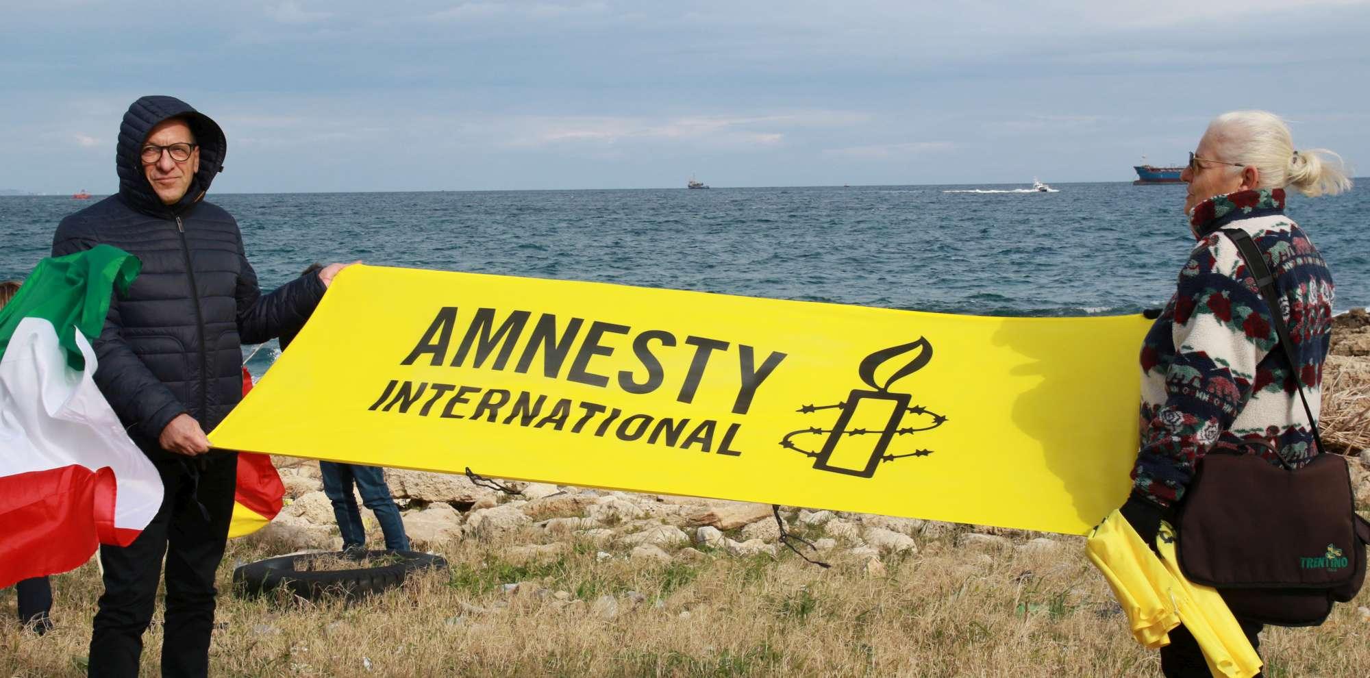 Siracusa si moblita per i migranti della Sea Watch