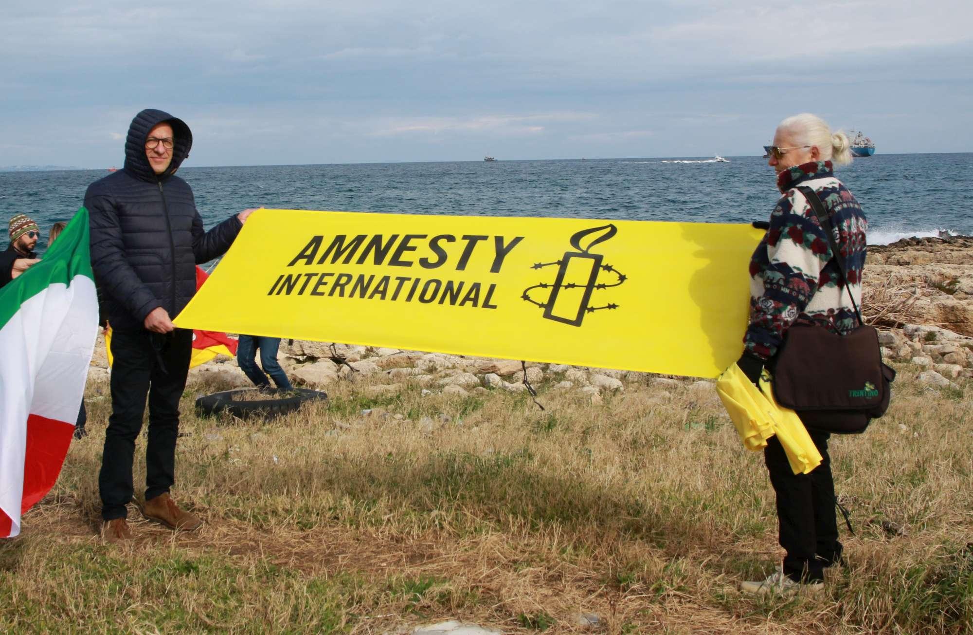 Siracusa si moblita per i migranti della Sea Watch