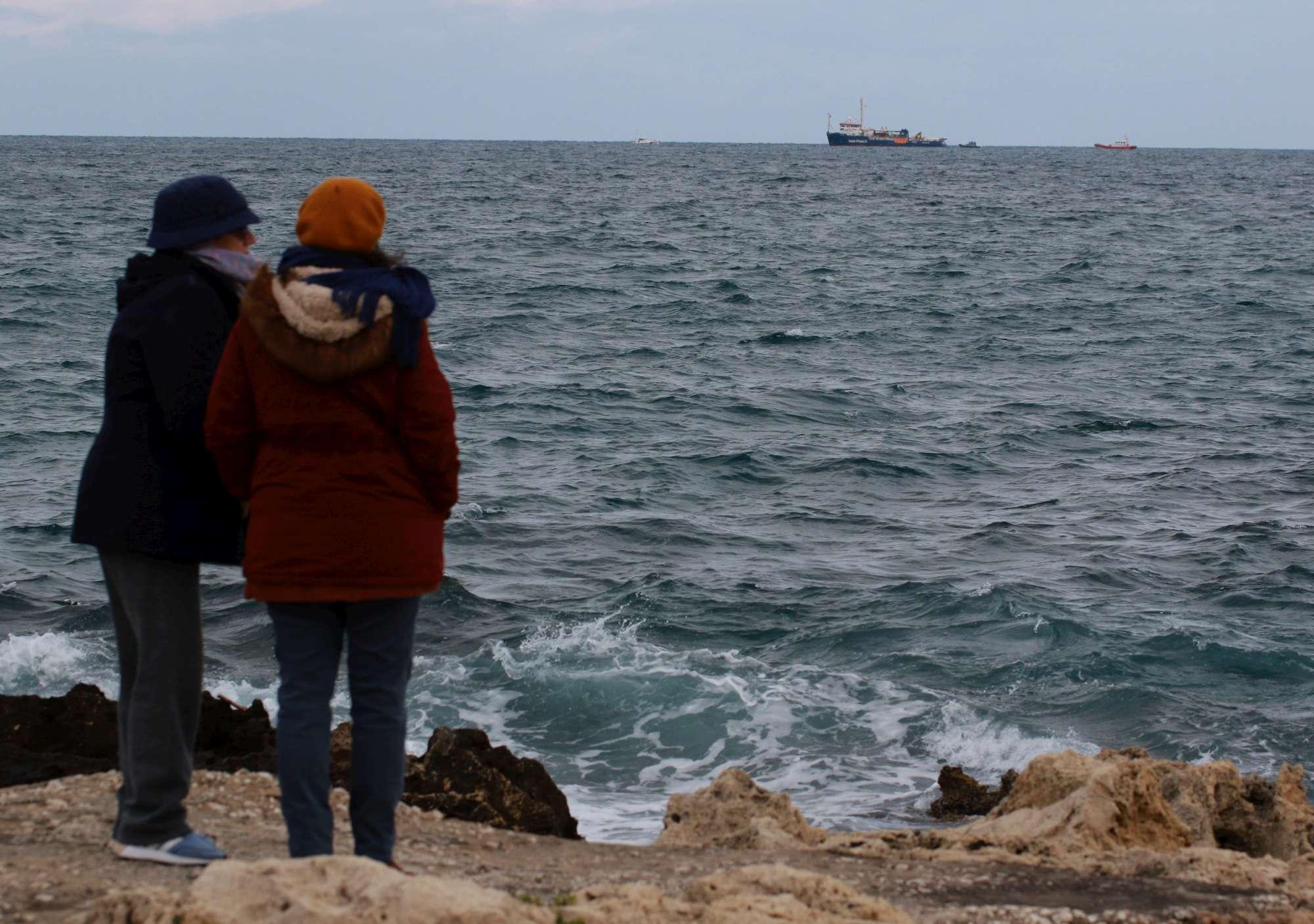 Siracusa si moblita per i migranti della Sea Watch