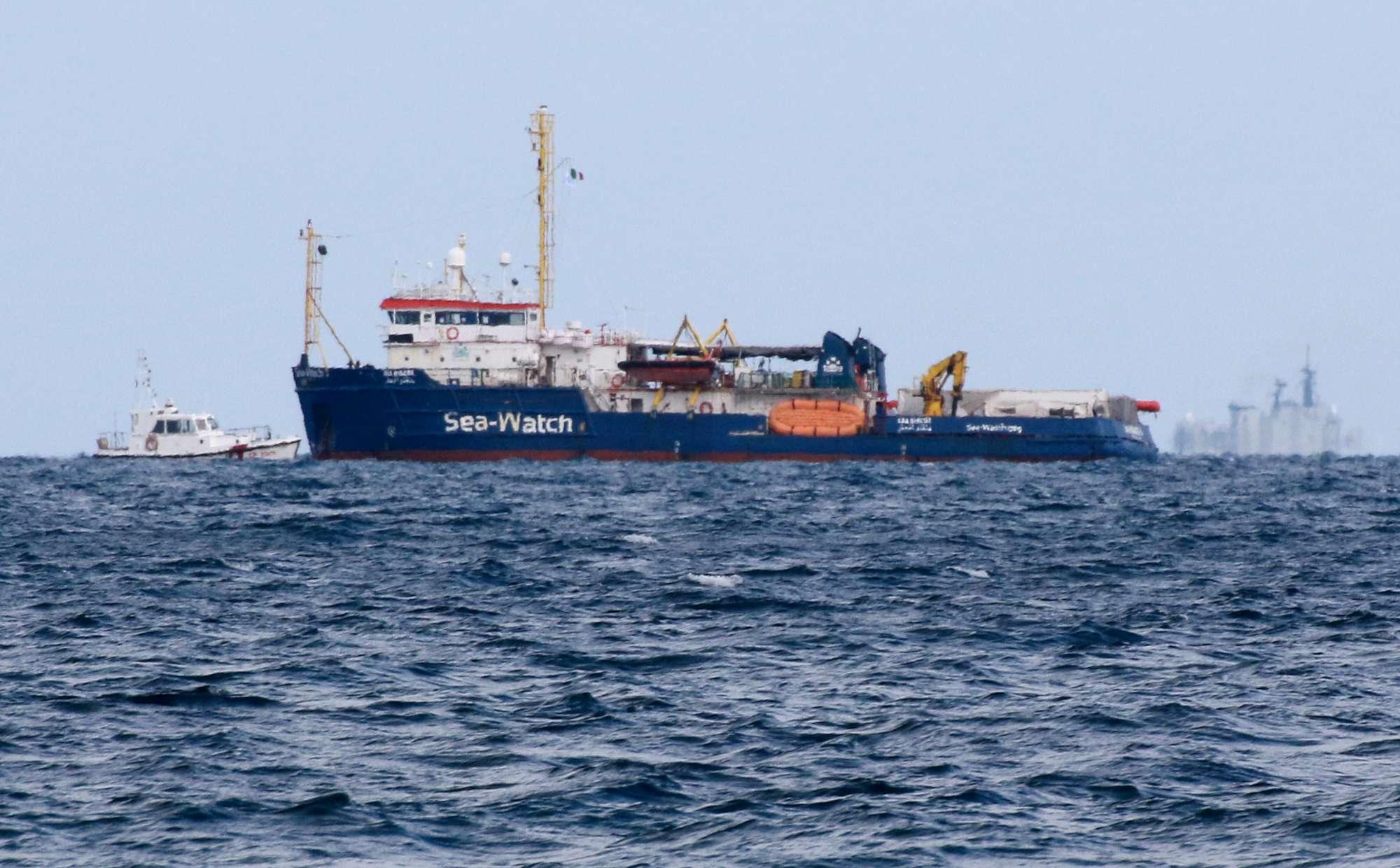 Siracusa si moblita per i migranti della Sea Watch