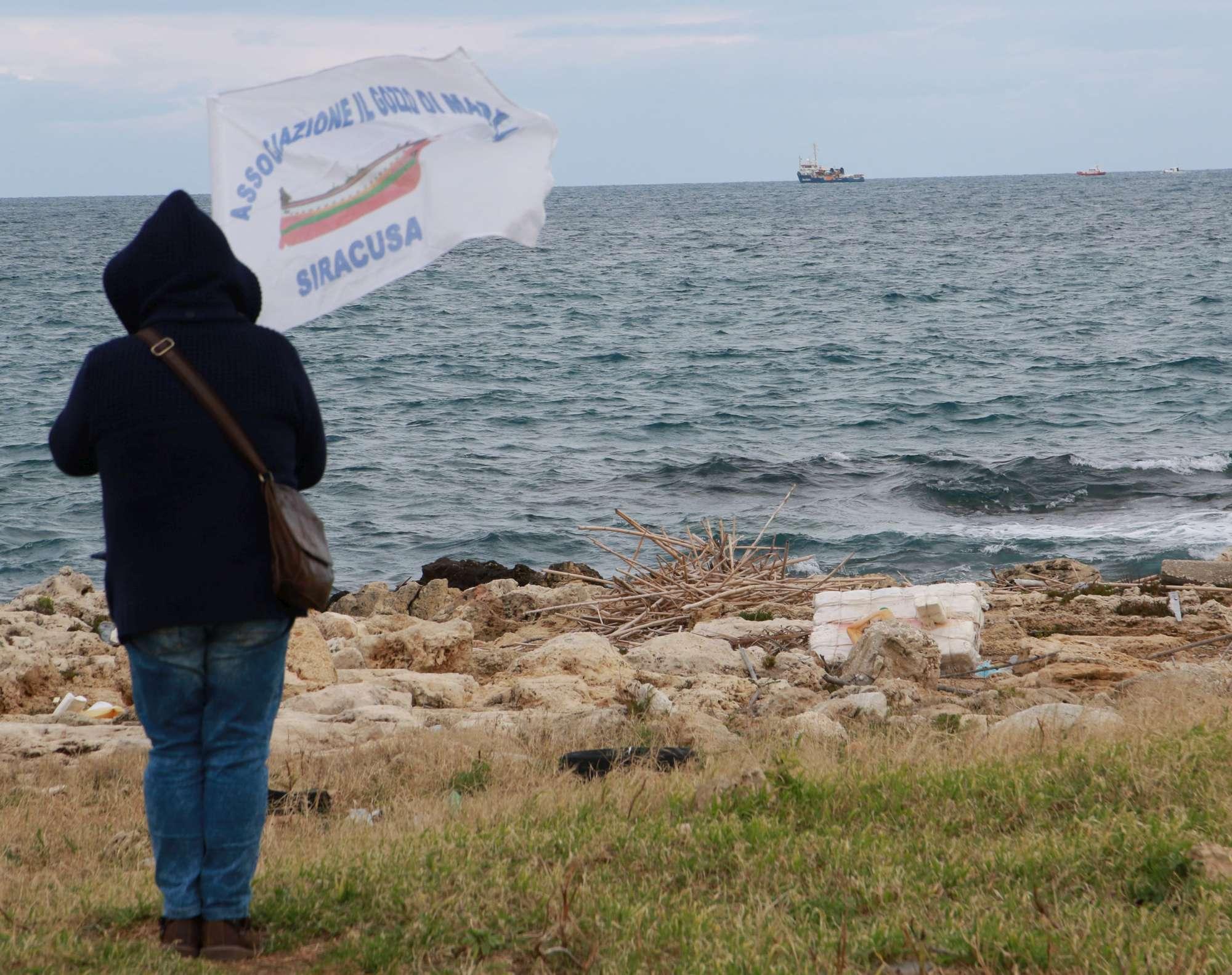 Siracusa si moblita per i migranti della Sea Watch