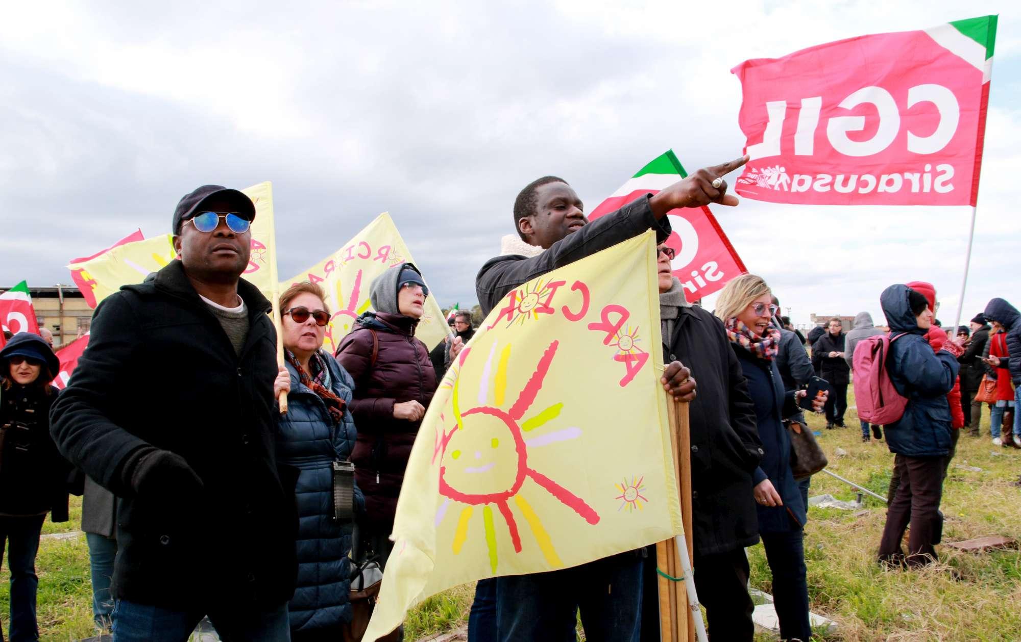Siracusa si moblita per i migranti della Sea Watch