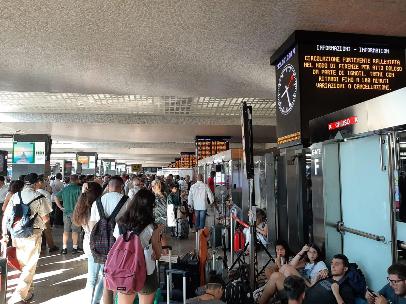 Treni, rogo doloso a una cabina elettrica: ritardi e disagi