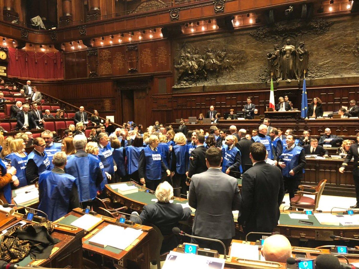 Manovra, protesta di Forza Italia alla Camera con gilet azzurri: Basta tasse