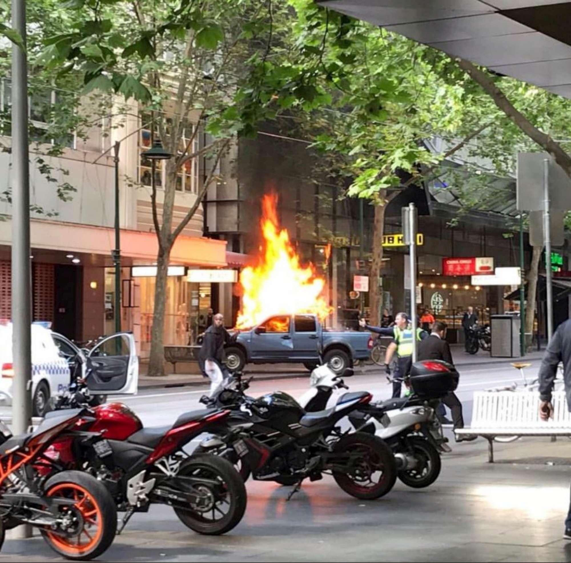 Terrore a Melbourne, fa esplodere la sua auto e accoltella i passanti Terrore a Melbourne, fa esplodere la sua auto e accoltella i passanti