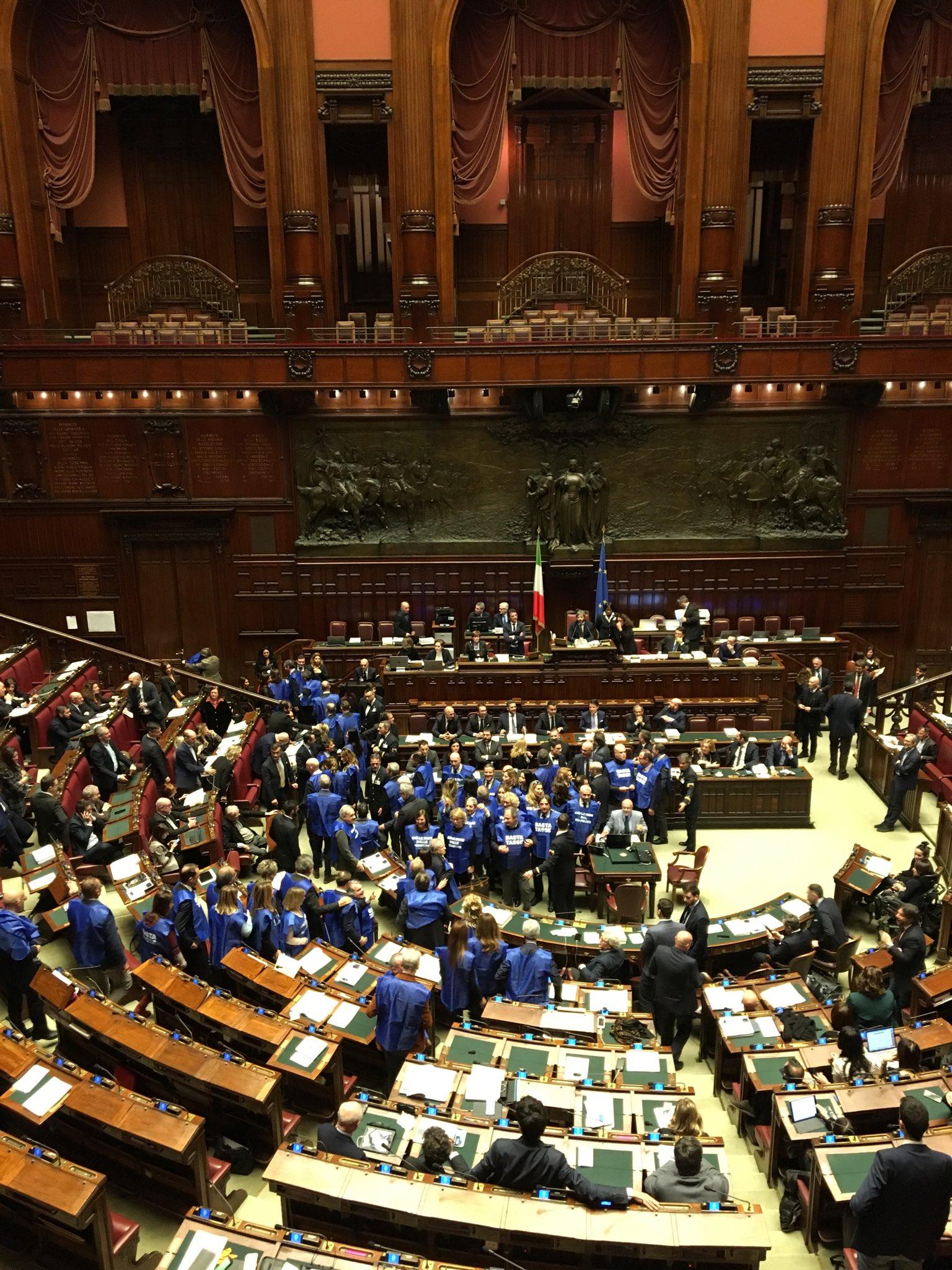 Manovra, protesta di Forza Italia alla Camera con gilet azzurri: Basta tasse