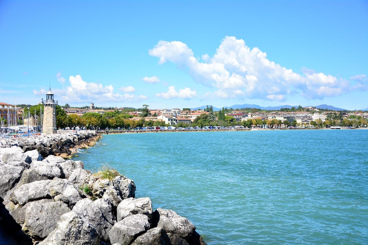 Si tuffa dal pedalò e non riemerge, ragazzo muore nel lago di Garda