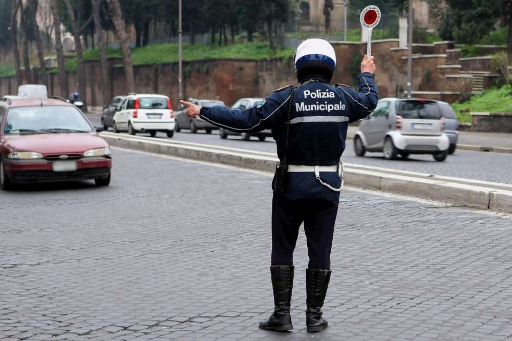 incidenti incidente vigili urbani alcol test multa