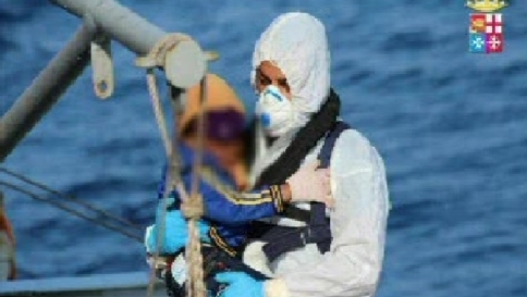 Mare Nostrum soccorsi barcone