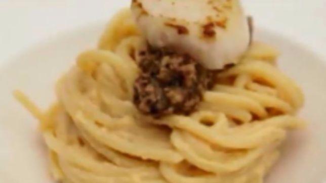 Uomo senza Tonno: spaghetti con crema di capesante e pesto di radicchio