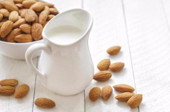 Latte di mandorla: la ricetta per prepararlo a casa