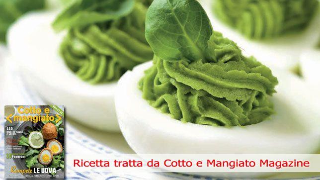 Uova con crema di piselli e insalata di spinacini