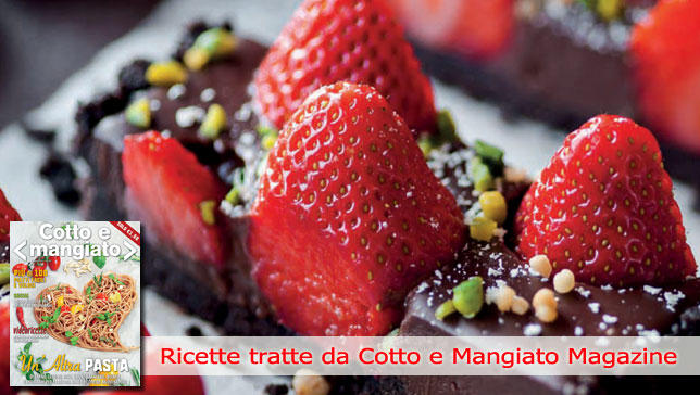 Crostata al cioccolato con fragole e pistacchi