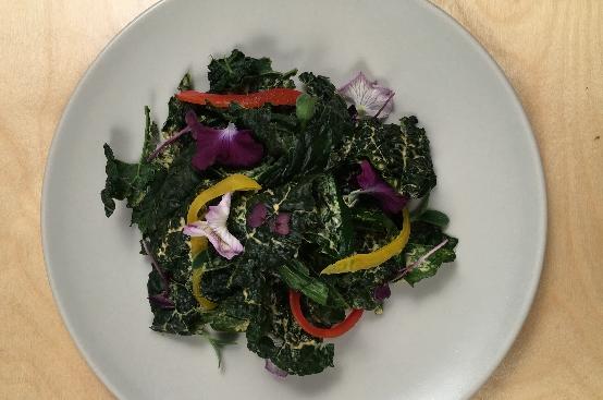 Insalata di cavolo toscano con salsa di anacardi