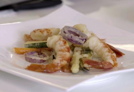 Tempura di gamberi e verdure e salsa agrodolce