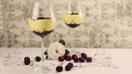I dolci di Alice: coppa di crema al mascarpone, meringhe e ciliegie