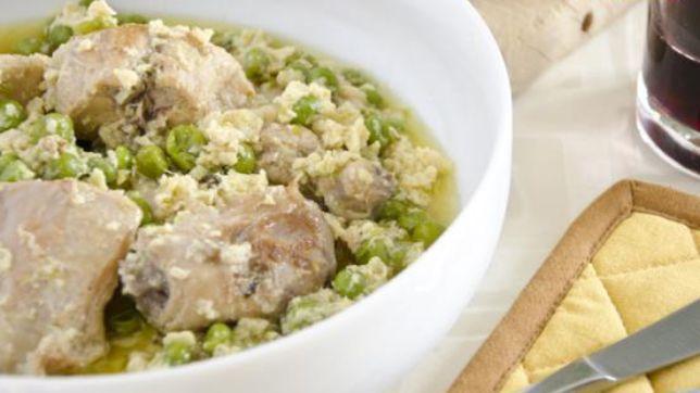 Coniglio con uova strapazzate e piselli