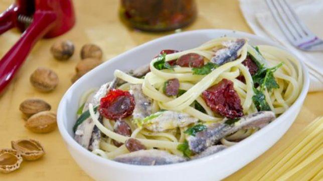 Linguine con alici e pomodori secchi