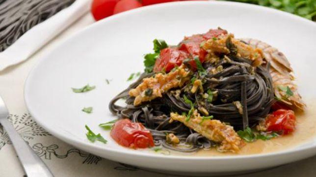 Tagliatelle al nero di seppia e pomodorini