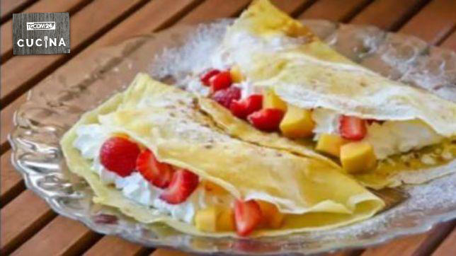 Crêpes con frutta e panna montata