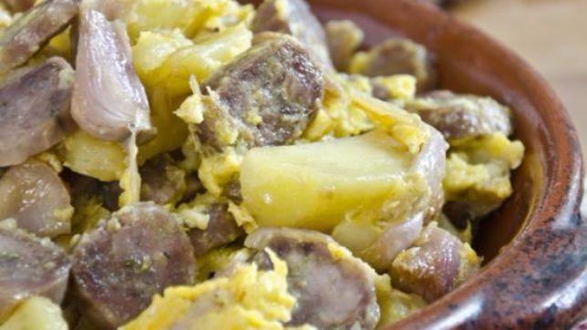 Uova strapazzate con patate e cipolline
