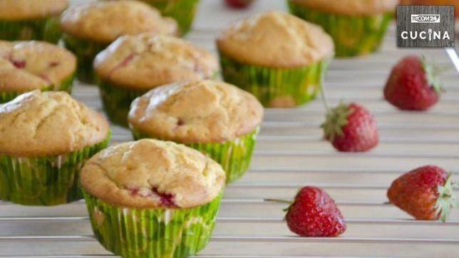 Muffin con pesche e fragole