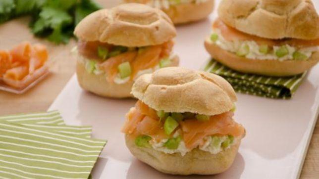 Piccoli panini al salmone e sedano