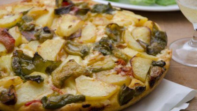 Pizza con fontina, patate e peperoni