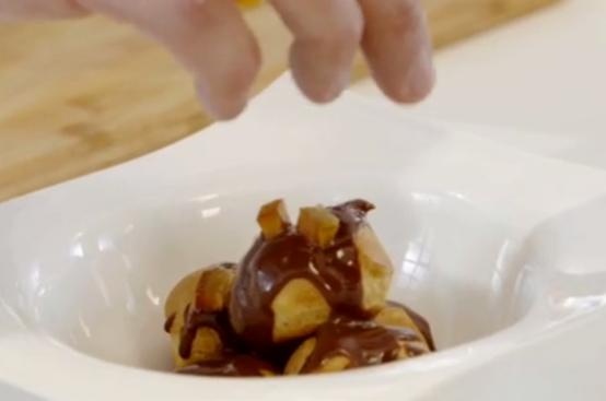 Profiteroles con crema all’arancia e cioccolato alla cannella