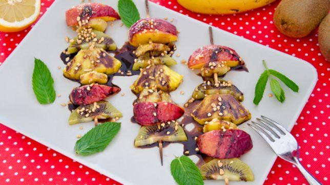 Spiedini di frutta caramellata
