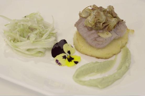 Dischetto di gnocco alla romana con agnello e coulis di lampone chips di carciofi e insalatina di puntarelle