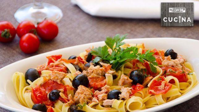 Tagliatelle al tonno e olive nere
