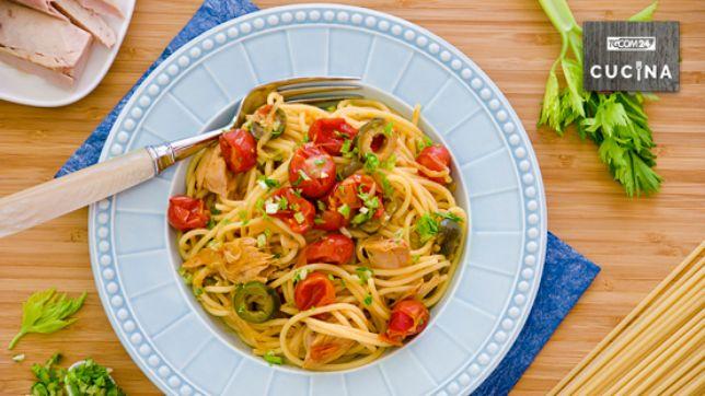 Spaghetti al tonno, olive e sedano