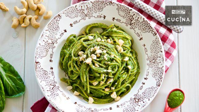 Spaghetti al pesto di bietole e anacardi