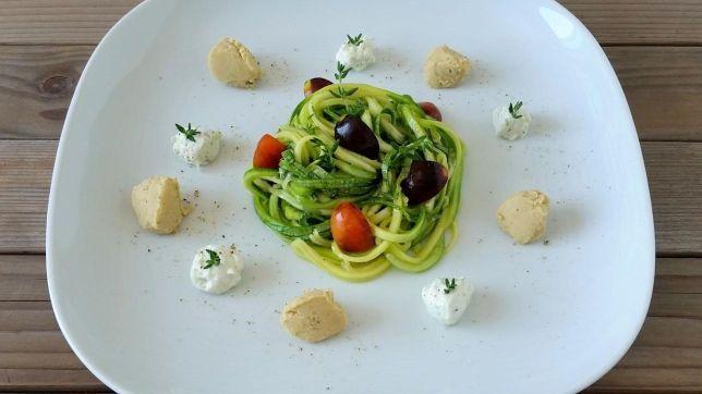 Spaghetti di zucchine con ricotta e hummus al limone