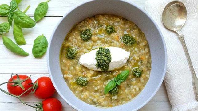Minestrone estivo con ricotta e pesto