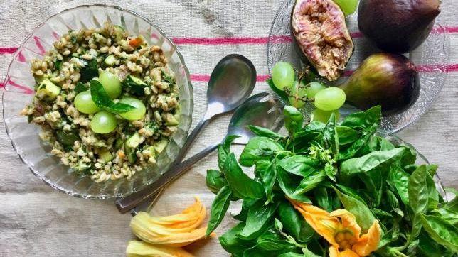 Insalata di farro “al verde” con uva e fichi