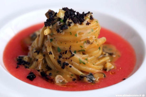 Linguine con lumachine di mare in salsa alla puttanesca