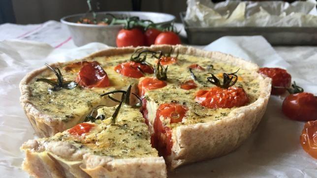 Quiche rustica con pomodorini rossi, gialli e origano